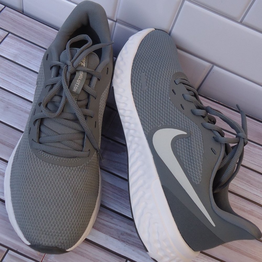 SIZE 9.5. NIKE Revolution 5 men's running sneakers shoes.